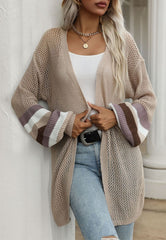 Häkelstrickjacke mit gestreiften Ärmeln