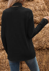 Suéter con detalle de botones laterales en contraste