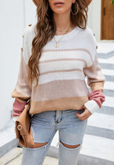 Suéter a rayas con botones en los hombros en contraste