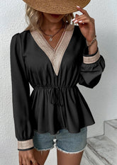 Blusa peplum con encaje en contraste