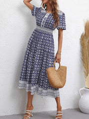 Boho-Kleid mit V-Ausschnitt und Blumenmuster