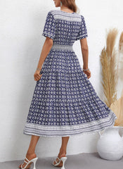 Boho-Kleid mit V-Ausschnitt und Blumenmuster