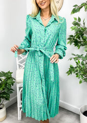 Plissiertes Kleid mit Blumenkragen