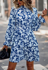 Vestido floral con cuello fruncido y capas