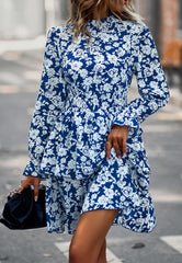 Vestido floral con cuello fruncido y capas