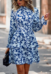 Vestido floral con cuello fruncido y capas