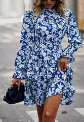 Vestido floral con cuello fruncido y capas