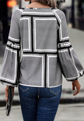 Blusa con mangas de obispo y estampado geométrico