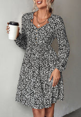 Vestido floral con cuello en V y lazo