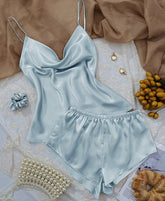 Conjunto de estar por casa con camiseta de tirantes y pantalones cortos