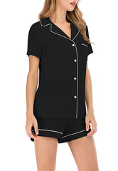 Lounge-Set mit Kontrastpaspeln und Knöpfen