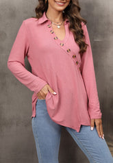 Suéter con dobladillo asimétrico y botones en contraste