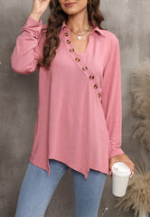 Suéter con dobladillo asimétrico y botones en contraste