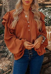 Blusa plisada con volantes en los hombros