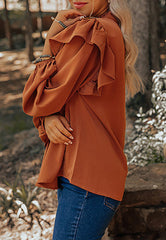 Blusa plisada con volantes en los hombros