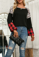 Suéter de cuello redondo con estampado múltiple