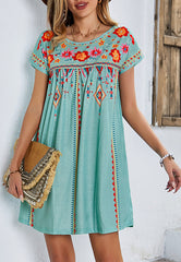 Mehrfarbiges Kleid mit Blumenmuster im Boho-Stil