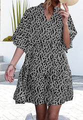 Kleid mit Blumenmuster und Schlitz am Ausschnitt