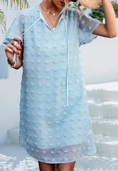 Etuikleid mit Bindekragen und Flügelärmeln