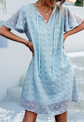 Etuikleid mit Bindekragen und Flügelärmeln