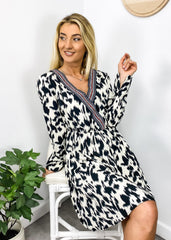 Vestido abstracto con ribete azteca en contraste