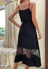 Kleid aus Netzstoff mit kontrastierenden Knöpfen