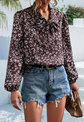 Blusa con mangas de obispo y cuello anudado