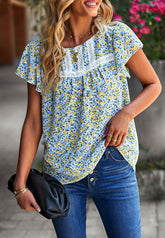 Blusa con estampado floral y detalle de encaje