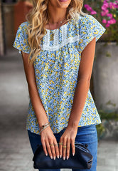 Blusa con estampado floral y detalle de encaje