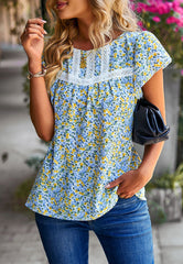 Blusa con estampado floral y detalle de encaje