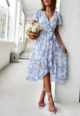 Wickelkleid mit Blumenmuster und Flatterärmeln