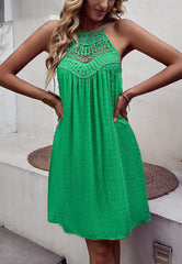 Vestido de cuello halter con detalle de crochet