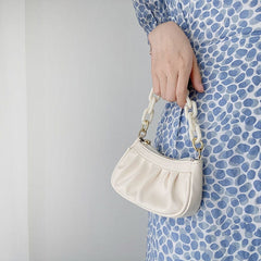 Kleine gerüschte Umhängetasche aus Kunstleder mit Kettenriemen