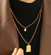 Goldkette mit Perle oder geprägtem Anhänger