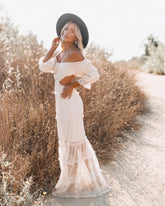 Vestido largo fruncido con capas Seychelles - Crema