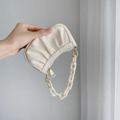 Kleine gerüschte Umhängetasche aus Kunstleder mit Kettenriemen