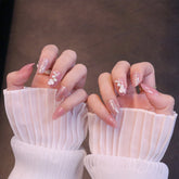 Mittelgroße, abgerundete, babyrosa Press-On-Nägel mit Blumen- und Perlenanhängern