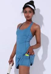 Mini-Trainingskleid mit gekreuzten Trägern am Rücken
