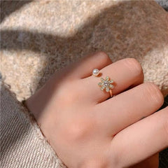Offener Ring mit kleiner Blume und Perle
