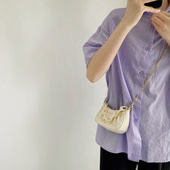 Kleine gerüschte Umhängetasche aus Kunstleder mit Kettenriemen