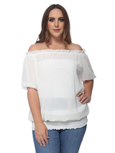 Blusa de talla grande con hombros descubiertos y cintura fruncida