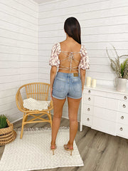 Top corto floral con mangas abullonadas y espalda abierta con lazo