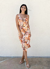 Kleid mit tiefem Ausschnitt und tropischem Print