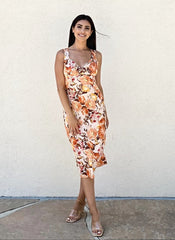 Vestido con estampado tropical y escote pronunciado