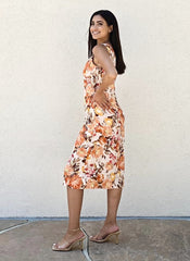 Vestido con estampado tropical y escote pronunciado