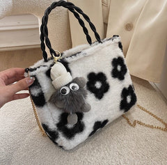 Flauschige Beuteltasche mit geflochtenem Griff aus Fell