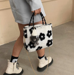 Flauschige Beuteltasche mit geflochtenem Griff aus Fell