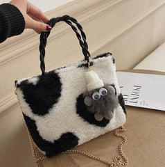 Flauschige Beuteltasche mit geflochtenem Griff aus Fell