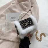 Mini bolso bandolera de tweed con pelo esponjoso y asa de perla