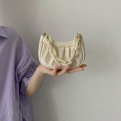 Kleine gerüschte Umhängetasche aus Kunstleder mit Kettenriemen